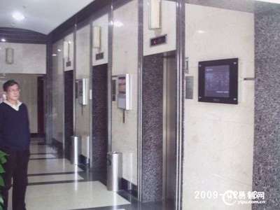 地鐵3-4-9號線交匯，景鴻大樓112平精裝辦公空間，家具全配，即刻入駐